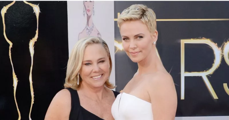 Charlize-Theron-recordo-como-su-mama-tuvo-que-matar-a-su-papa-en-defensa-propia