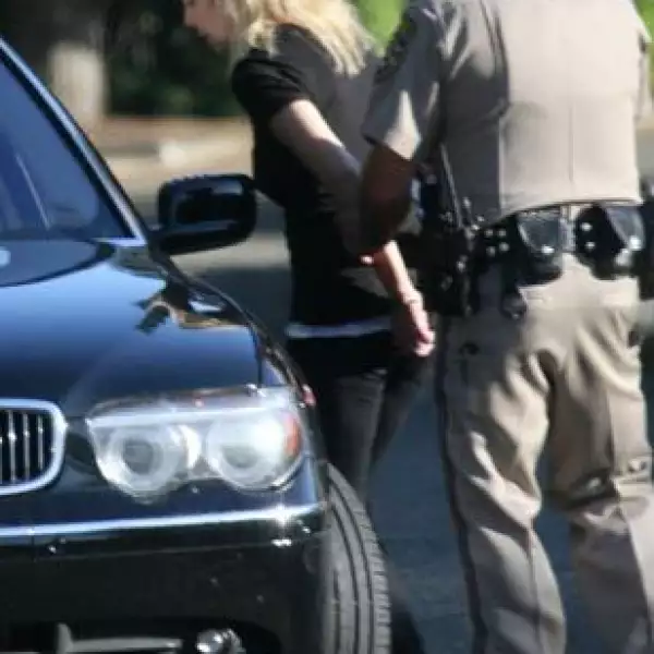 Locklear fue trasladada a una estación policial donde fue sometida a pruebas de alcohol y drogas.