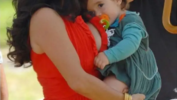 La actriz, que continuó dándole el pecho a su hija Valentina mientras trabajaba en televisión, anima al resto de mujeres a hacer lo mismo por el bienestar de sus hijos.