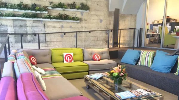 La decoración de la empresa recuerda a sus pines sobre decoración, una de las categorías más buscadas por los usuarios.