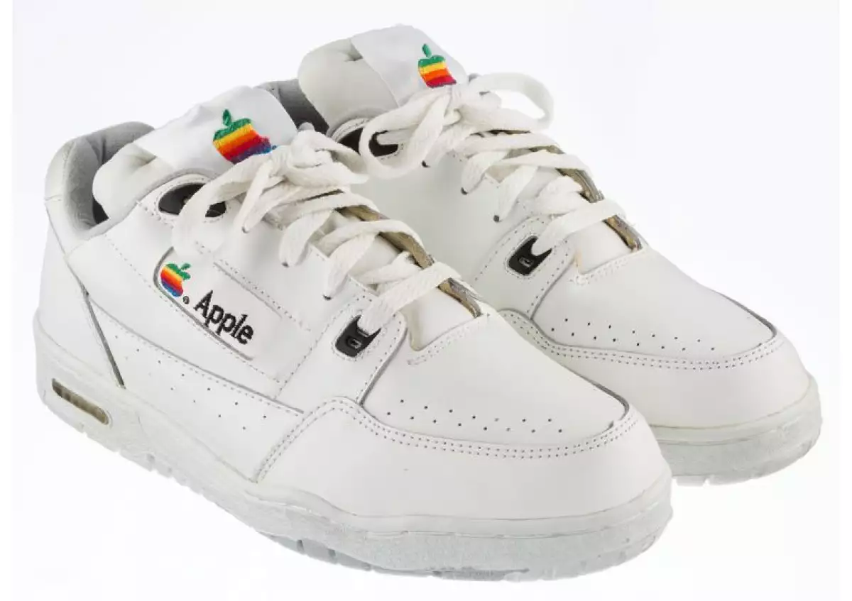 Sneakers Apple