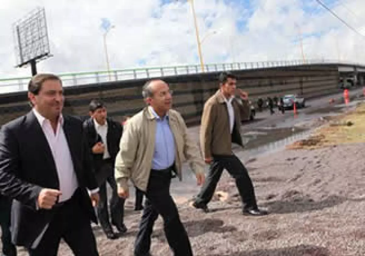 El Presidente de México, Felipe Calderón Hinojosa, durante la inauguración del paso a desnivel del segundo anillo y Avenida 45 Norte, en Aguascalientes. (Foto: Cortesía Presidencia de la República)