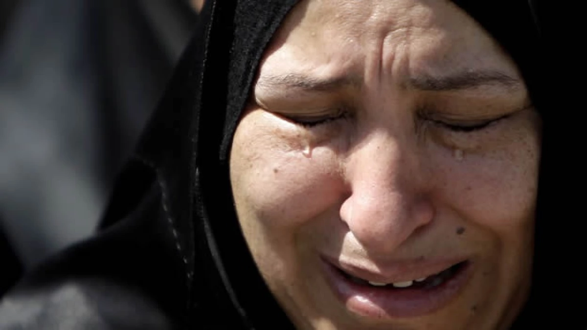 una mujer de bahrein llora durante un funeral