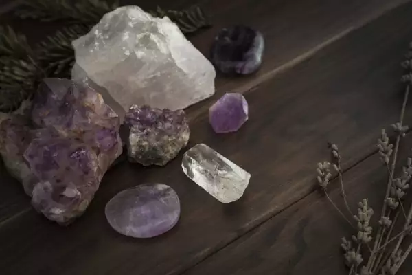 Distintos cuartos acomodados en una base de madera
