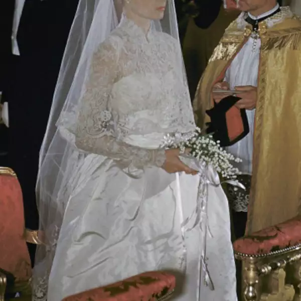 Tres docenas de costureras, 25 metros de tafeta, encaje y perlas se utilizaron para la confección del vestido de novia de Grace Kelly, el cual fue creado por la diseñadora de los estudios MGM, Helen Rose, el atuendo estuvo listo en 6 semanas y la princesa y el príncipe Rainero se casaron el 19 de abril de 1956.