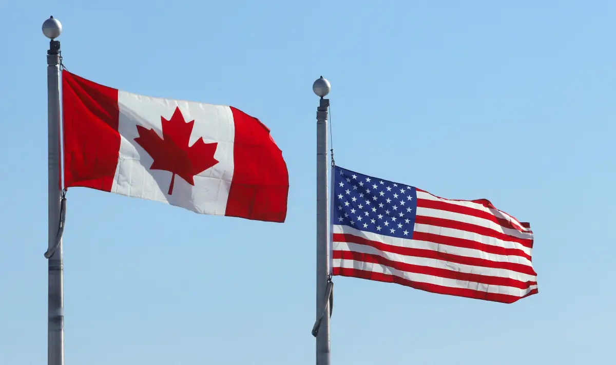 Las banderas canadienses y estadounidenses ondean en el Puerto de Entrada de Lansdowne junto al Puente de las Mil Islas en Lansdowne, Ontario, Canadá 12 de febrero de 2025.
