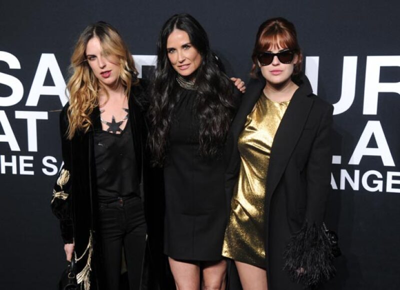 Demi posó al lado de sus hijas muy orgullosa.