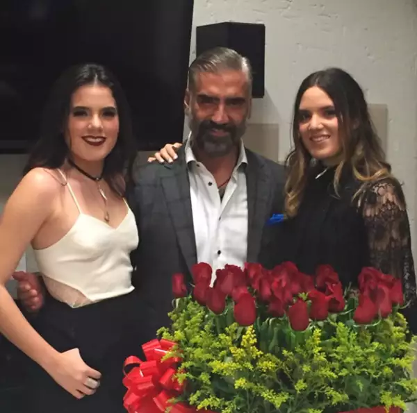 Alejandro Fernández no puede estar más orgulloso de su hija Camila, con quien realizó un dueto.