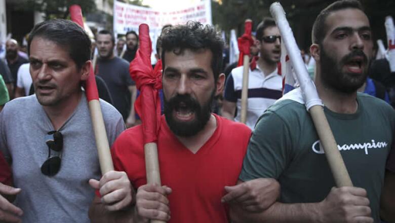 Los enfrentamientos ocurrieron a pocos metros del Parlamento donde se debatió el acuerdo con los acreedores de Grecia.