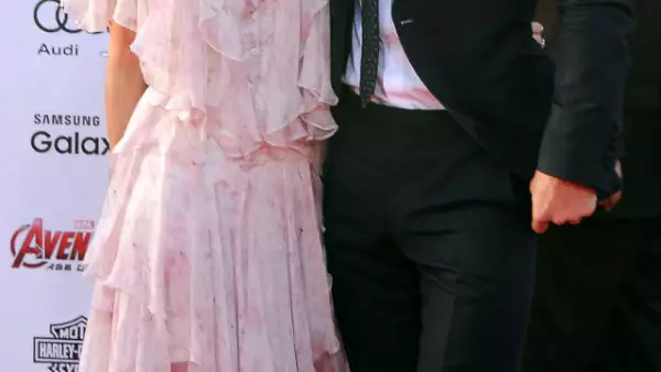 Sam Taylor Wood, directora de 50 Shades of Grey, acompaña a su esposo Sam Taylor Johnson.
