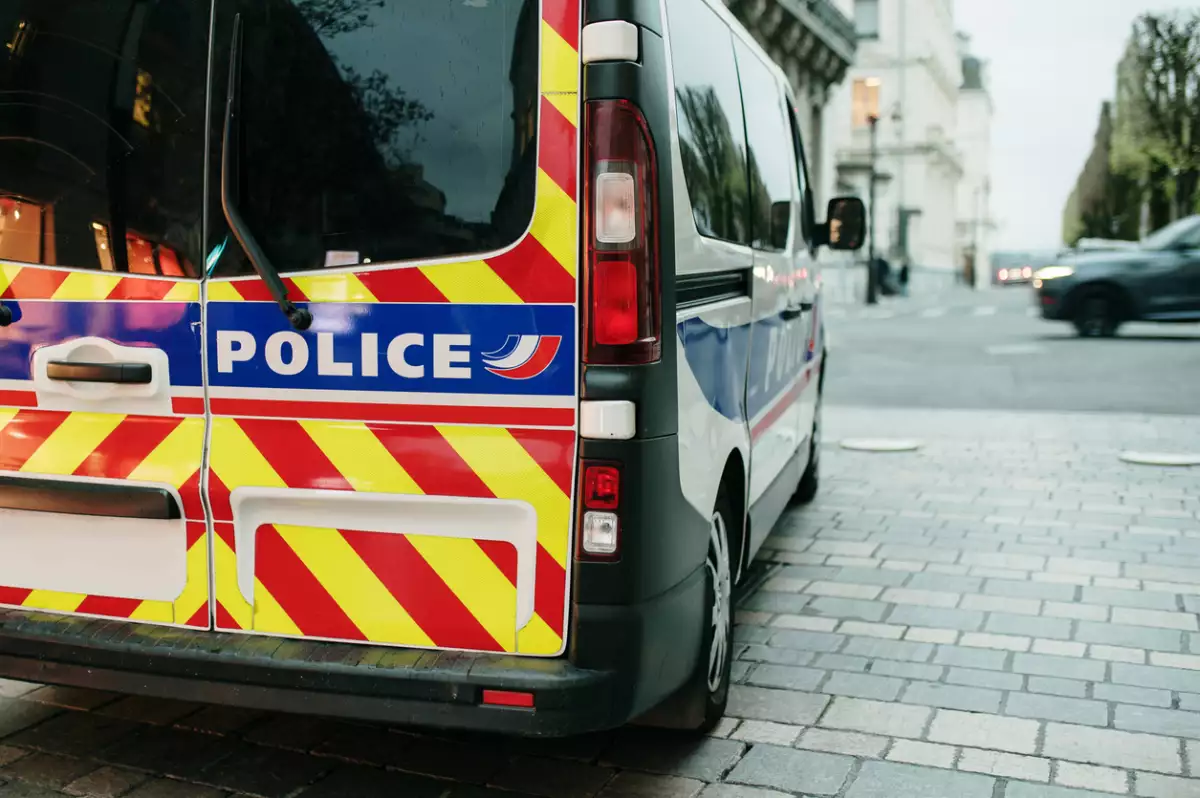 Una joven estadounidense lanza a su recién nacido desde la ventana de un hotel en París