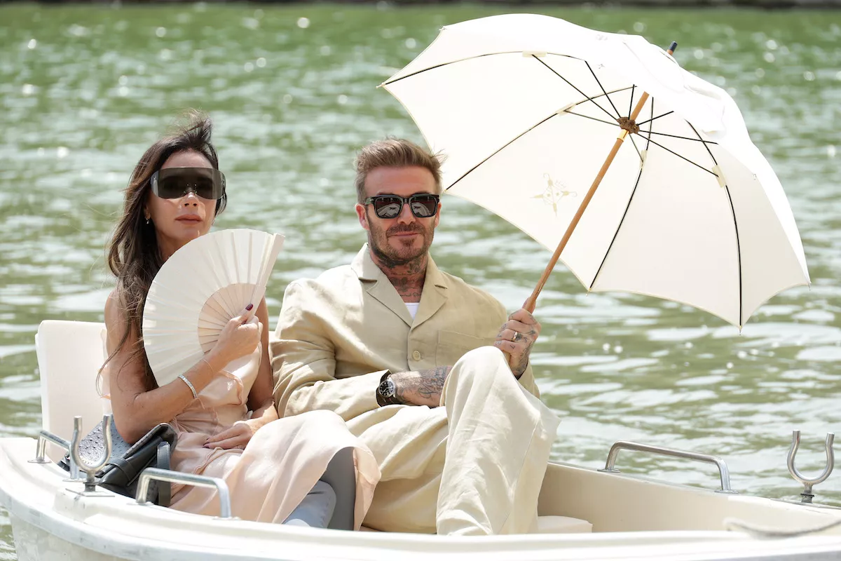 Victoria y David Beckham en el desfile de Jacquemus en Versailles. 
