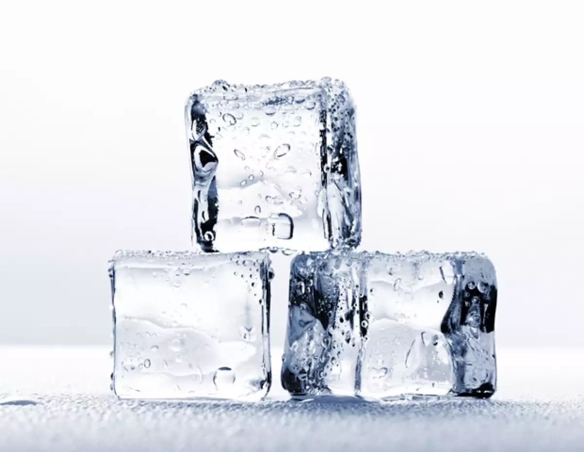 El hielo ayuda a la circulación en la cara y a mantener la piel saludable.