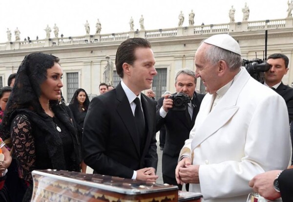 La cantante viajó con su marido a Roma para saludar al Papa.
