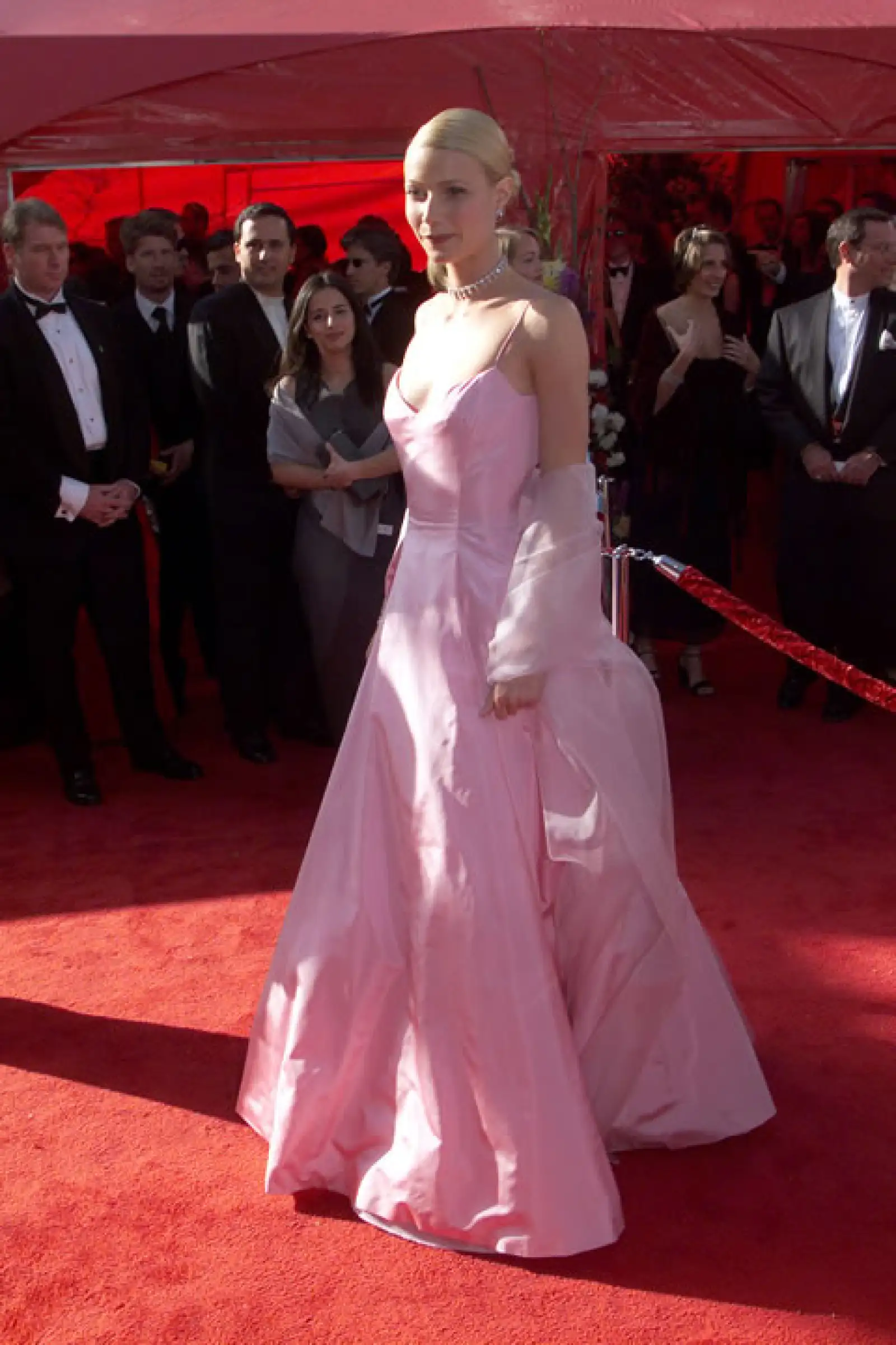 El vestido Ralph Lauren que Gwyneth Paltrow llevó a los Oscar de 1999 es inolvidable.
