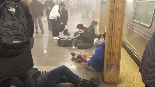 MATERIAL SENSIBLE. ESTA IMAGEN PUEDE OFENDER O MOLESTAR Personas heridas yacen en la estación de metro de la calle 36, en la ciudad de Nueva York, EE. UU., el 12 de abril de 2022, en esta imagen obtenida de las redes sociales.