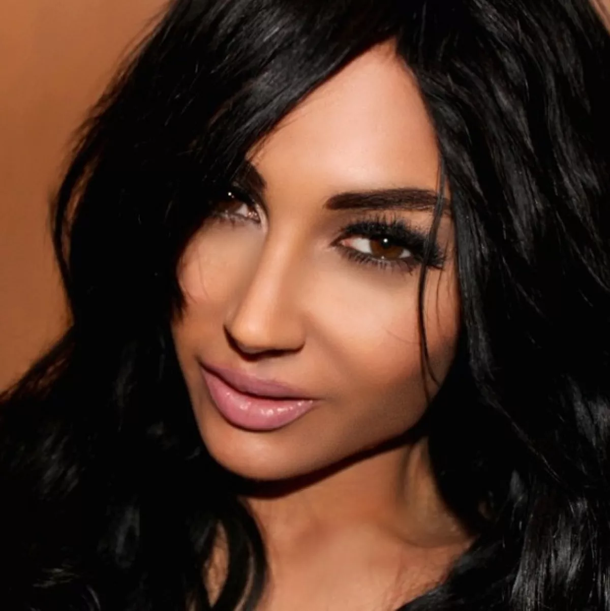 Claire Leeson es otra fanática de Kim Kardashian que se operó para parecerse a ella.
