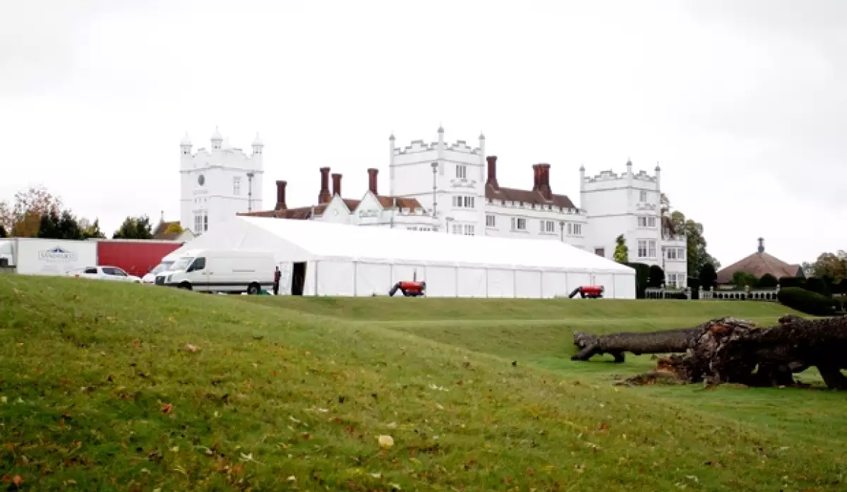 Una carpa ha sido puesta en el jardín para celebrar por segunda ocasión lo que muy probablemente es la segunda boda de la pareja Clooney.