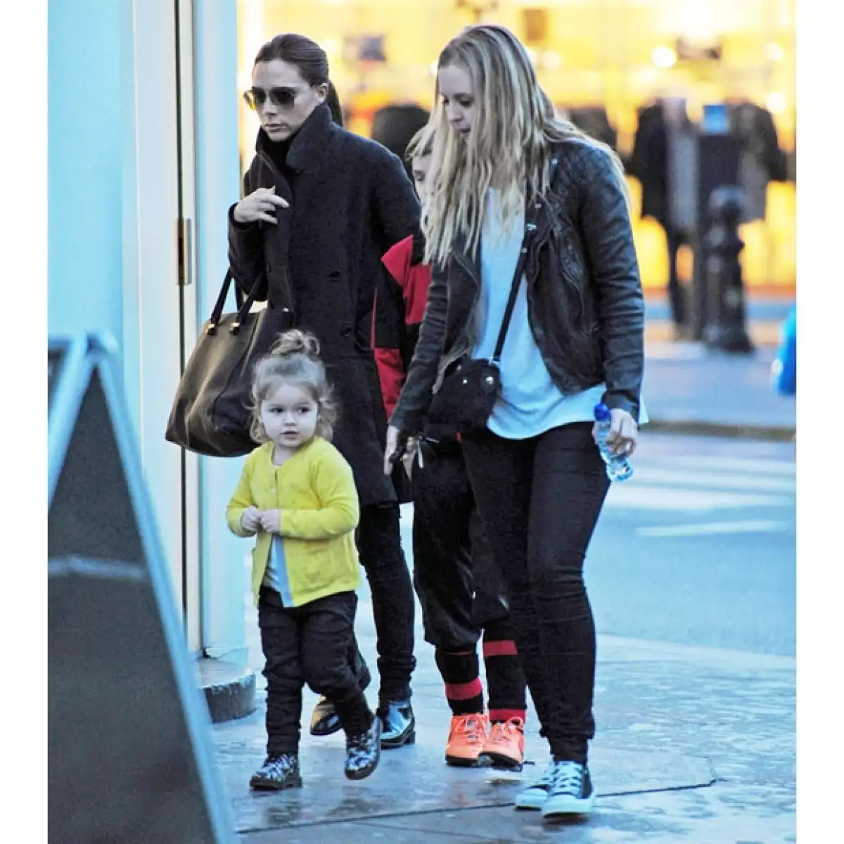 La más pequeña de la familia sorprendió una vez más por su tierno "street style". Fue captada junto a Victoria y su hermano Romeo de paseo por una de las calles más concurridas de Londres.