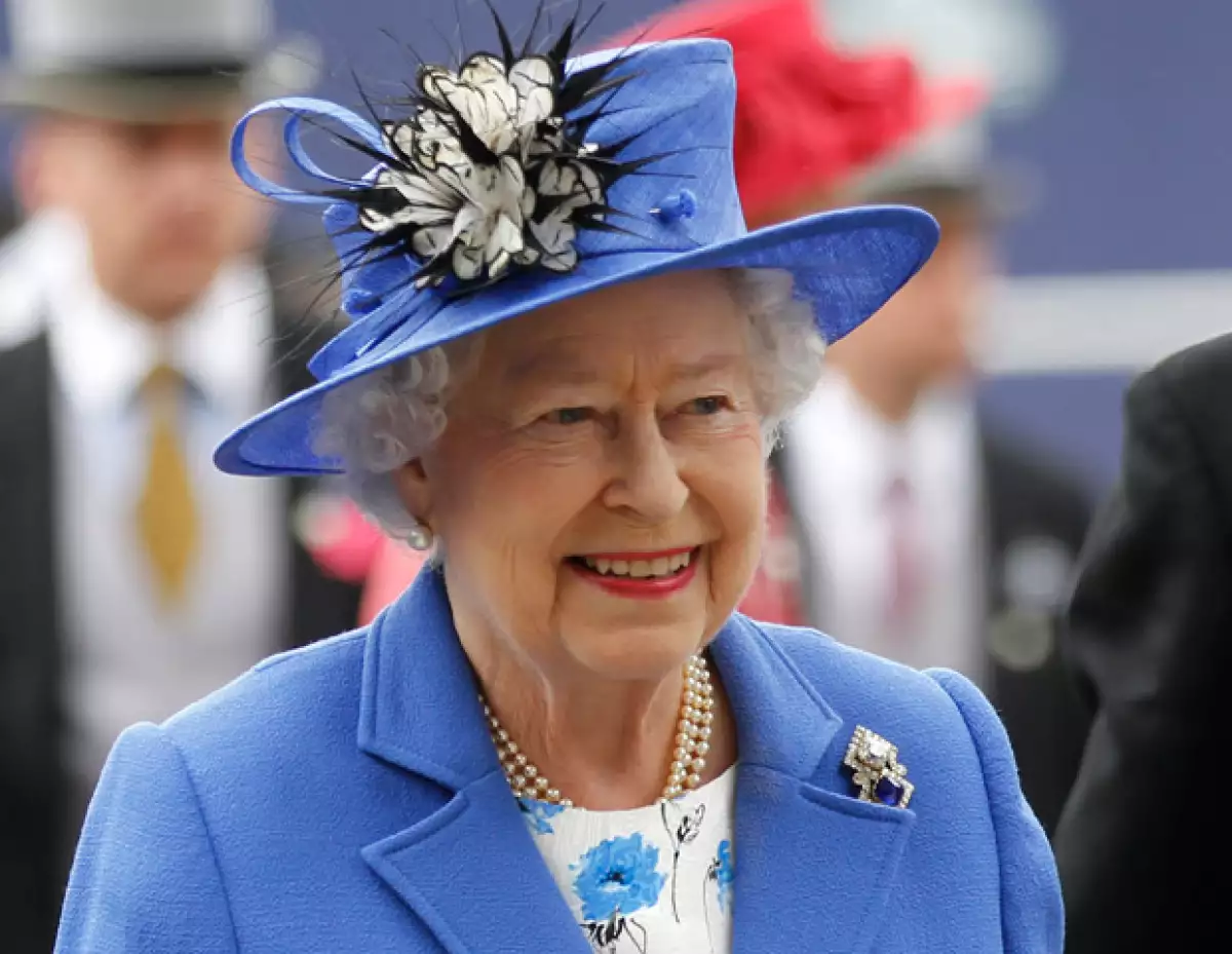 La reina Isabel II fue a las carreras de caballos el sábado en el arranque de una celebración de cuatro días por sus 60 años en el trono.