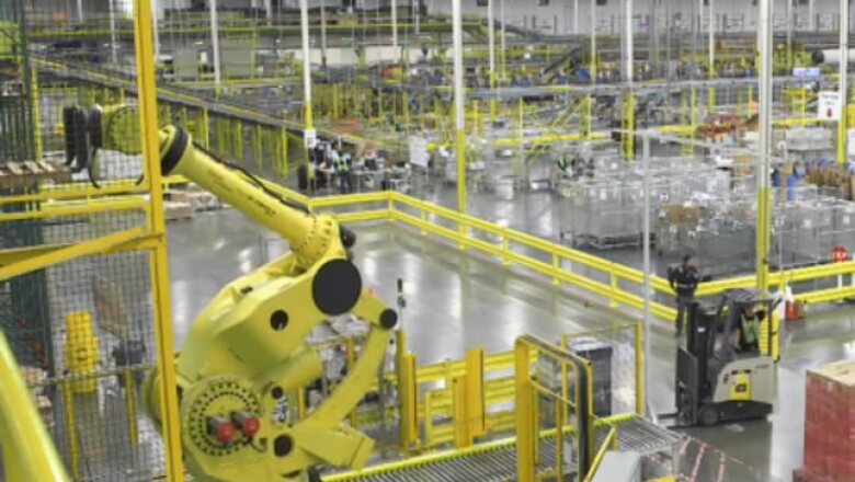 La firma de comercio electrónico mostró las instalaciones de uno de sus ocho centros Fufillmente en Tracy California operados principalmente por robots