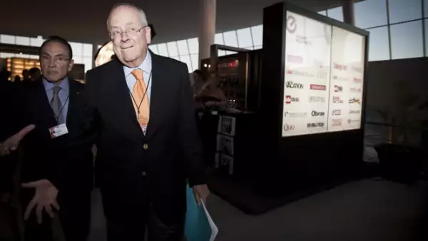 El presidente de Consejo Mexicano de Hombres de Negocios dio un espaldarazo a la propuesta del aspirante presidencial Enrique Peña Nieto de permitir la inversión privada en Pemex.