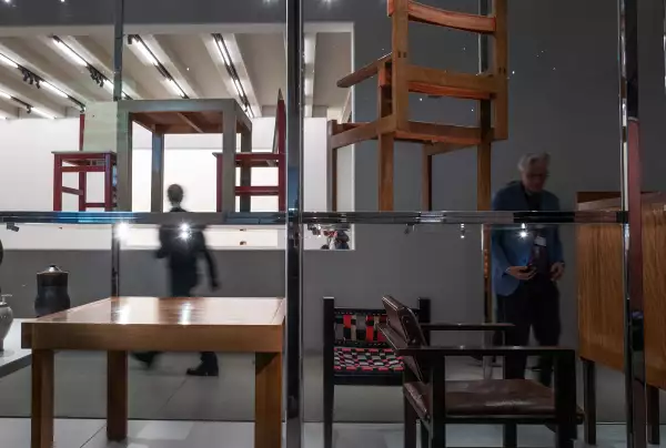 Muebles de distintos artistas son expuestos en el recinto.