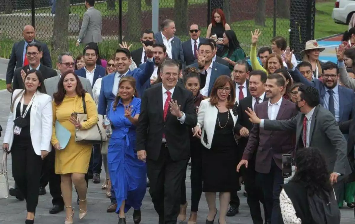 El canciller Marcelo Ebrard fue a la plenaria de Morena