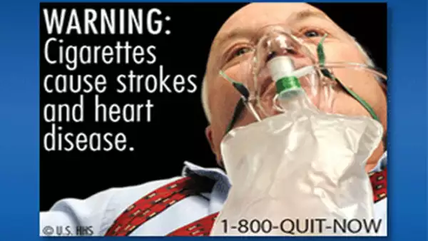 Cada etiqueta incluye un número telefónico para los que quieran dejar de fumar.