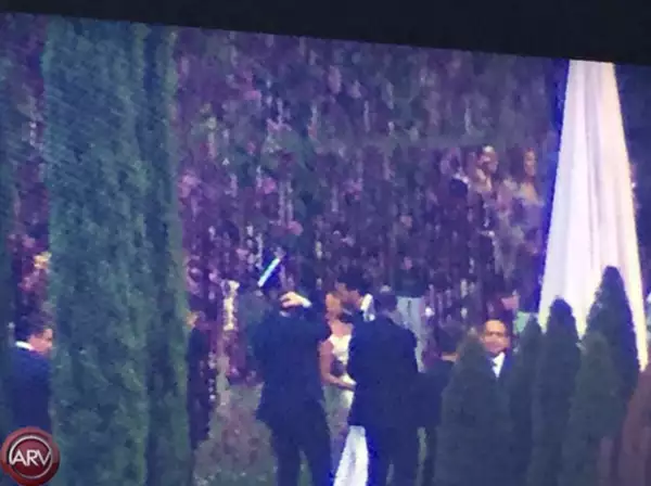 El enlace concluyó con un beso de los felices esposos.