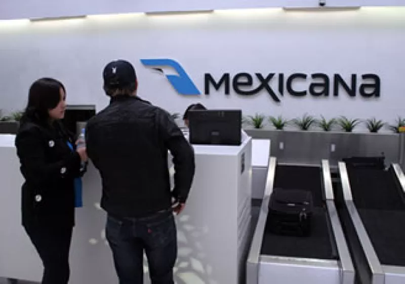 Los 3 sindicatos de Mexicana aceptaron firmar el nuevo contrato con reducciones en su planta laboral y prestaciones. (Foto: Notimex)