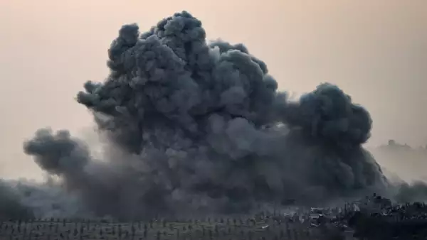 Esta foto tomada desde el sur de Israel, cerca de la frontera con la Franja de Gaza, muestra el humo que se eleva de los edificios después de ser golpeado por ataques israelíes, después de que se reanudaran las batallas entre Israel y los militantes de Hamas, el 2 de diciembre de 2023. Israel y Hamas ignoraron los llamamientos internacionales para renovar una tregua expirada el 2 de diciembre, ya que los ataques aéreos golpearon objetivos militantes en Gaza y los grupos palestinos lanzaron descargas de cohetes.