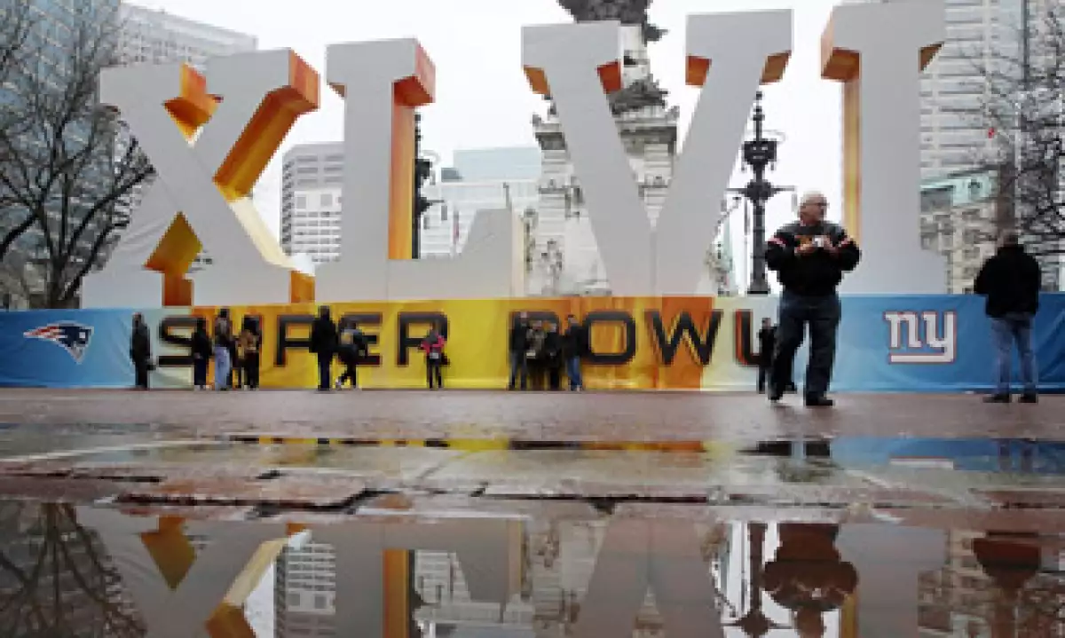 Los anunciantes pagan un promedio de 3.5 millones de dólares por 30 segundos de espacio durante la transmisión del partido. (Foto: AP)