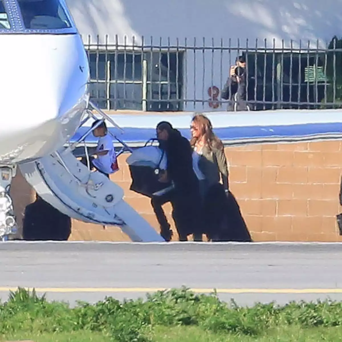 Caitlyn Jenner fue captada acompañando a la familia West Kardashian en el viaje.