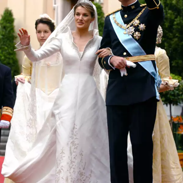 Letizia Ortiz se casó con el príncipe Felipe en 2004. Su vestido fue diseñado por el también español Manuel Pertegaz. Se inspiró en la flor de lis, la flor de los Borbón, y fue hecho en Valencia en seda natural.