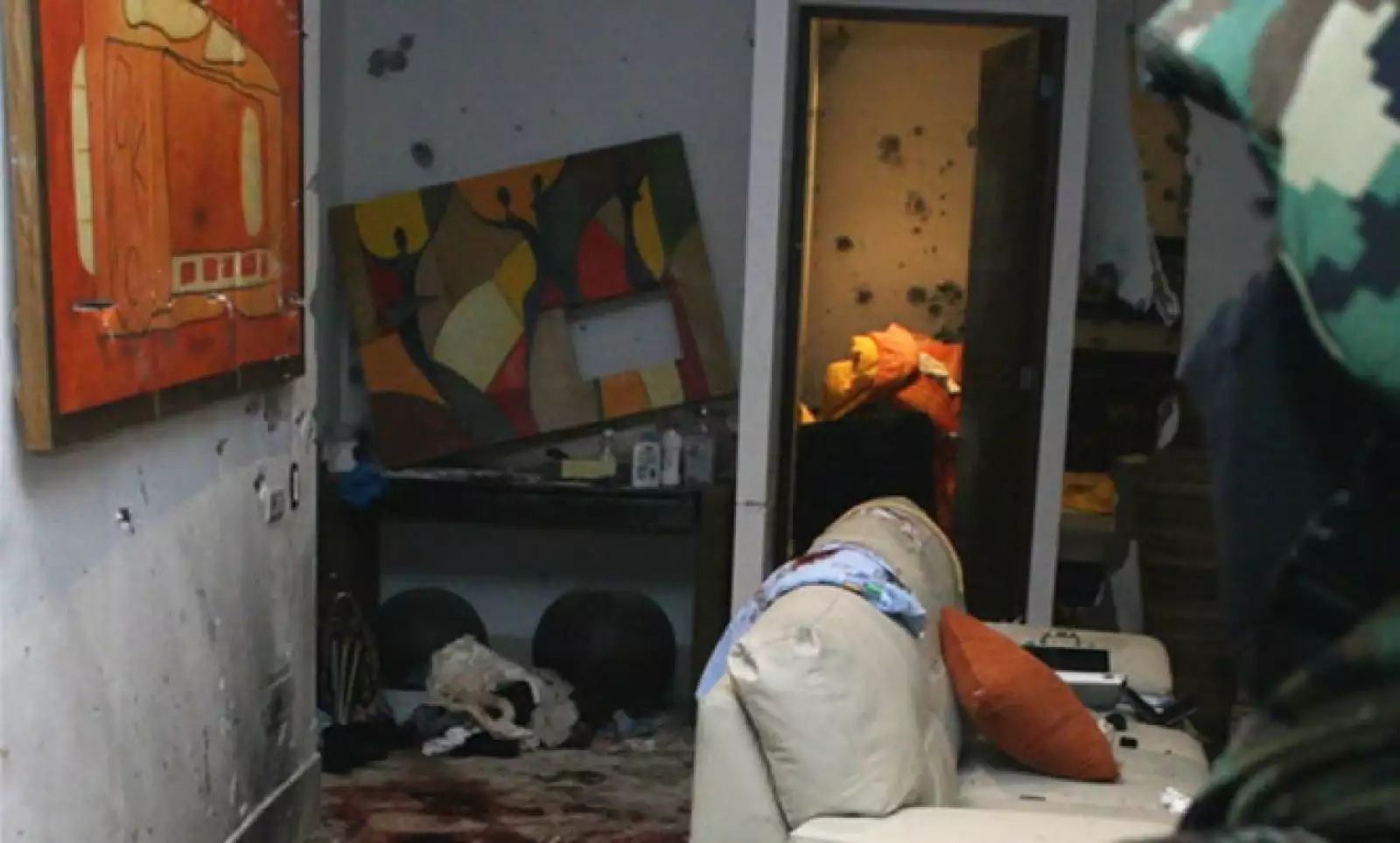 Un soldado observa la habitación dónde fue capturado el narcotraficante Beltrán Leyva; quien fuera considerado el Jefe de Jefes, falleció en el lugar tras un enfrentamiento con elementos de la Marina y el Ejército.