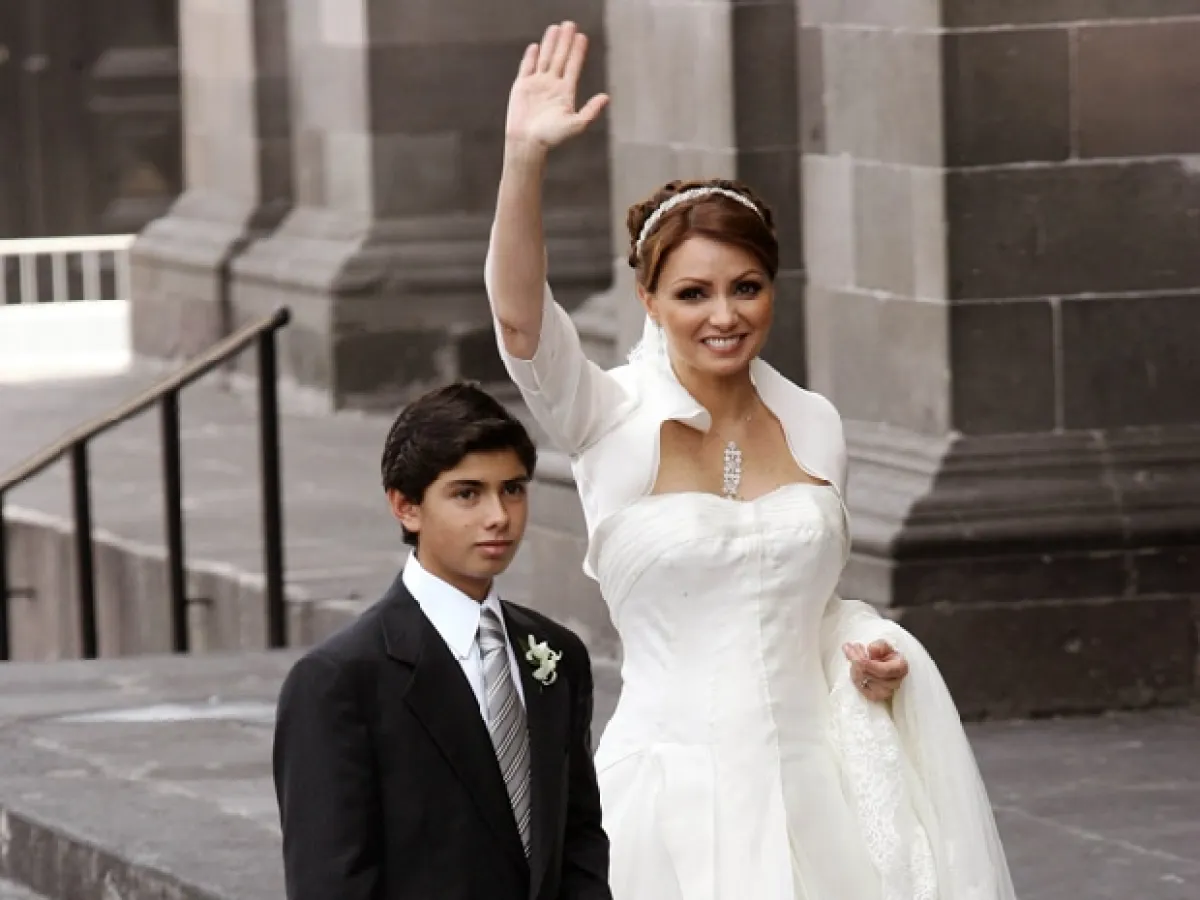 Angélica llegó acompañada de Alejandro Peña quien la acompañaría por el pasillo hasta el altar.