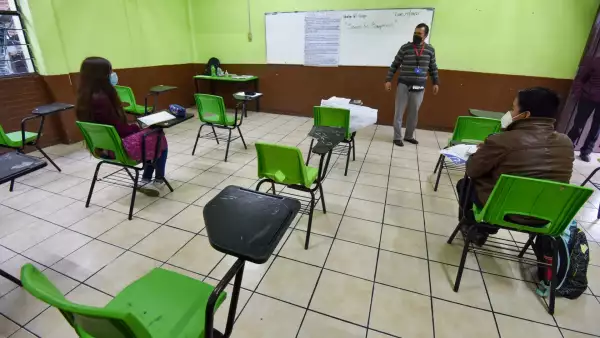 Regreso a clases 2021 (salón de clases casi vacío con solo dos alumnos)