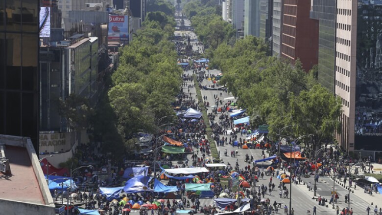 Maestros de la Coordinadora Nacional de Trabajadores de la Educación decidieron realizar un plantón sobre Paseo de la Reforma, luego de que les fuera negado el Zócalo.