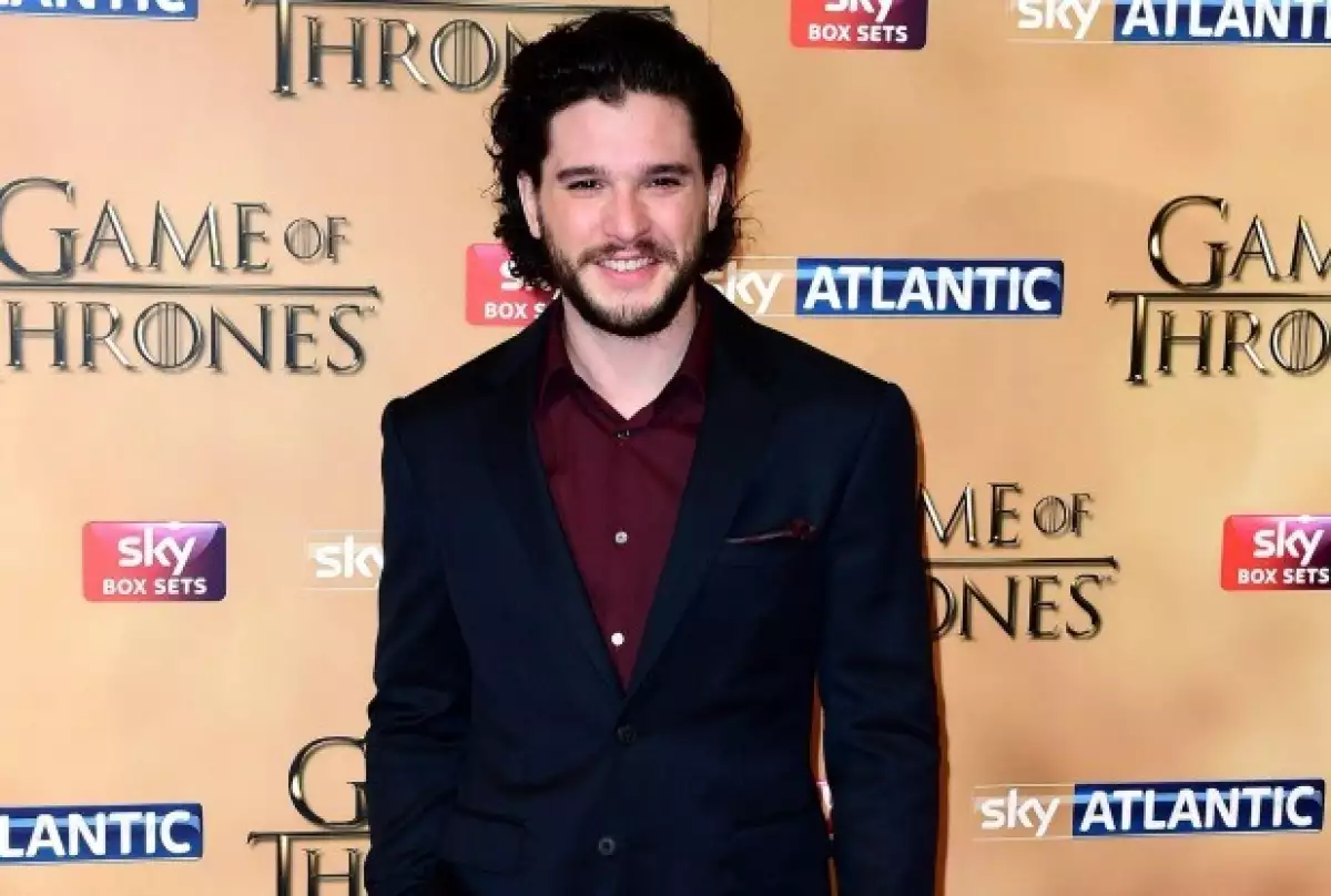 Kit Harington muestra su lado más ansioso y se nota súper nervioso en el red carpet de la quinta temporada de GoT en Londres.