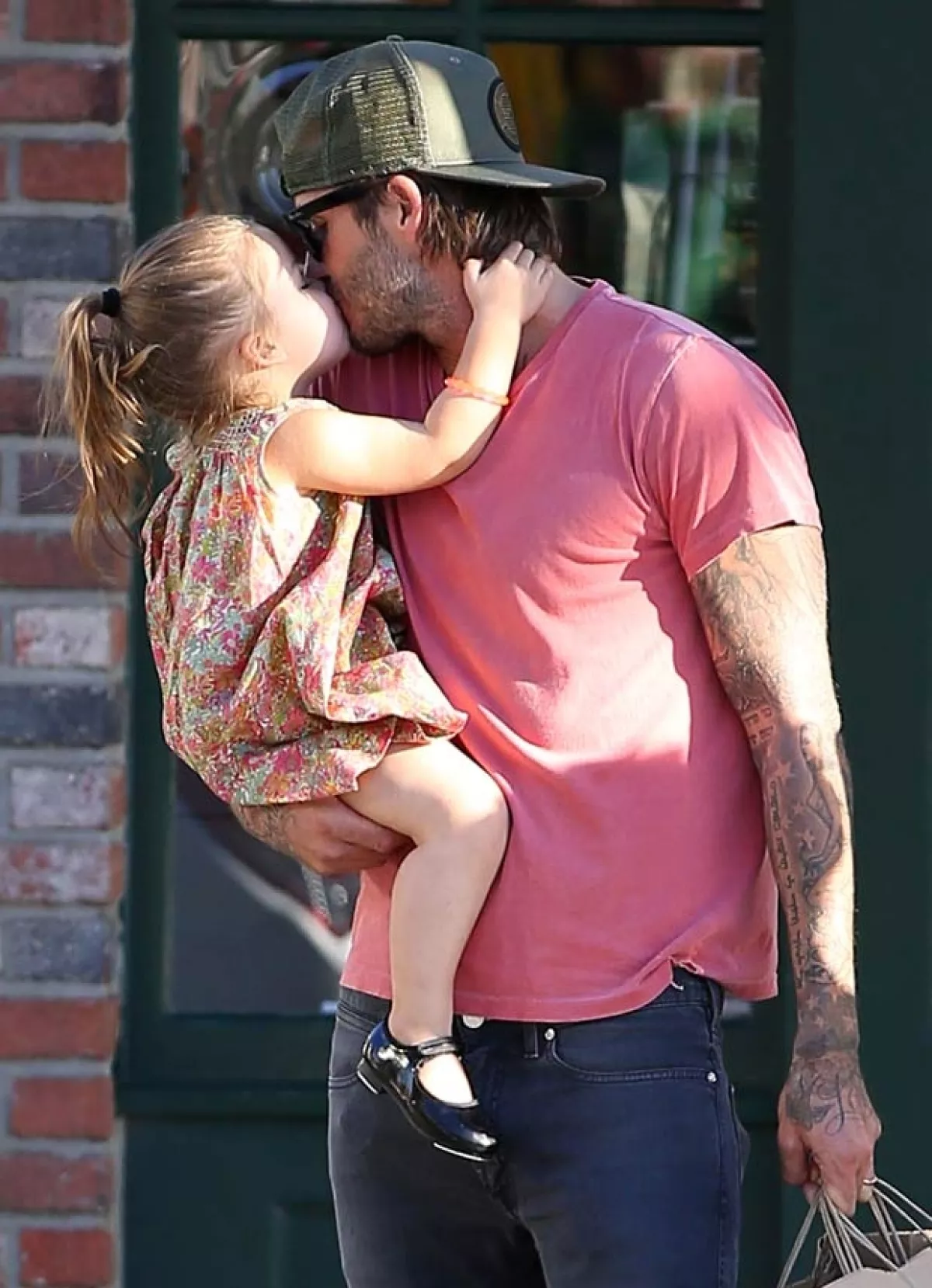 Así fueron captados padre e hija saliendo de una tienda en Los Ángeles, esta semana.