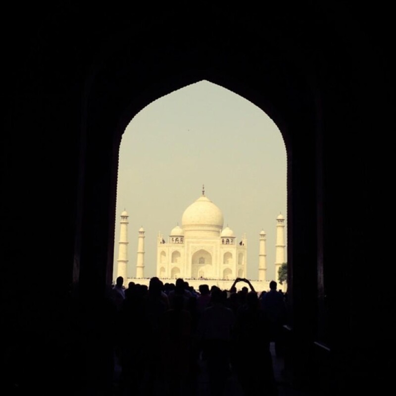 Publicó esta imagen desde lejos del Taj Mahal.