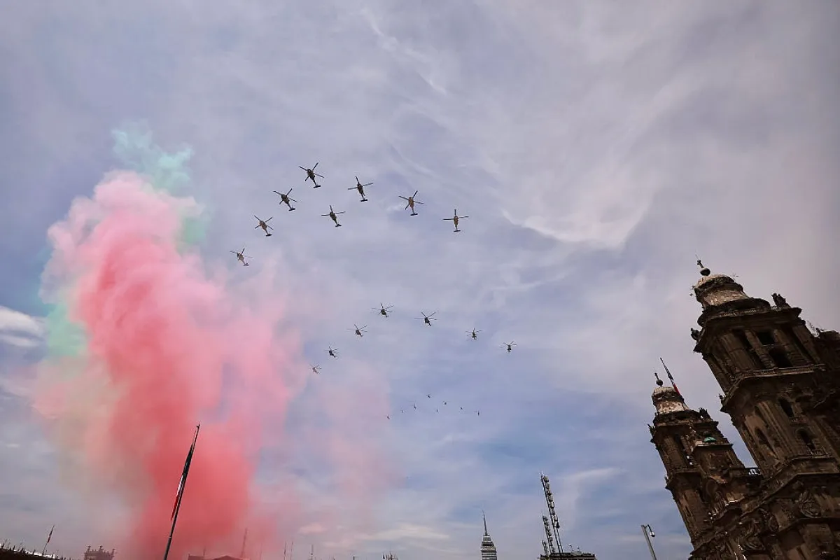 Aeronaves de las Fuerzas Armadas sobrevuelan el Centro Histórico de la Ciudad de México como parte del Desfile Militar del 16 de septiembre de 2026.
