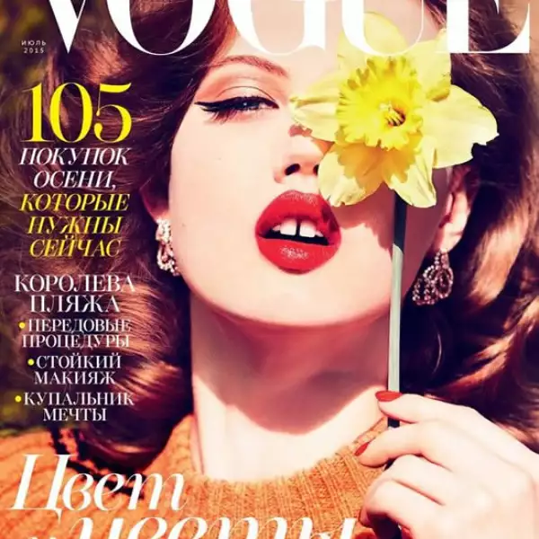 Lindsey Wixson fue fotografiada por Ellen von Unwerth para la portada de Vogue Russia. Aparece con un vestido de Miu Miu y aretes de Dior.