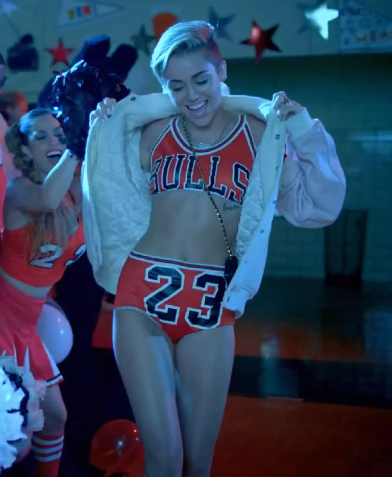 Como la reina de la preparatoria, Miley desfila enfrente de toda la escuela.