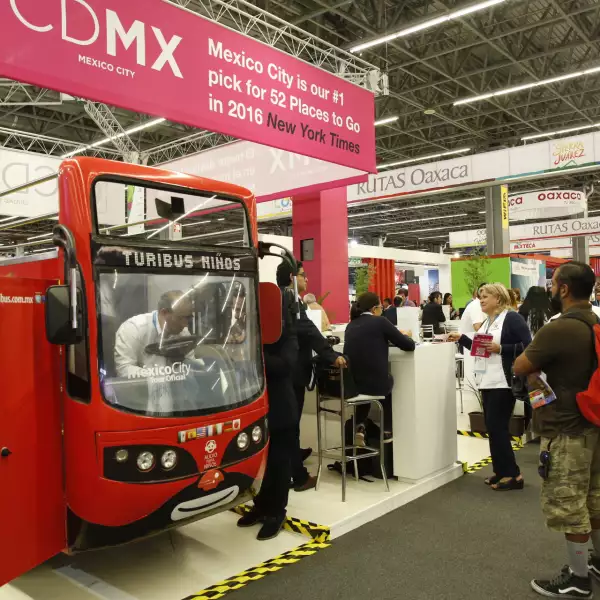 Otro de los servicios que estuvo presente en el Tianguis Turístico fue el de Turibús, que promovía sus distintas rutas en la CDMX.