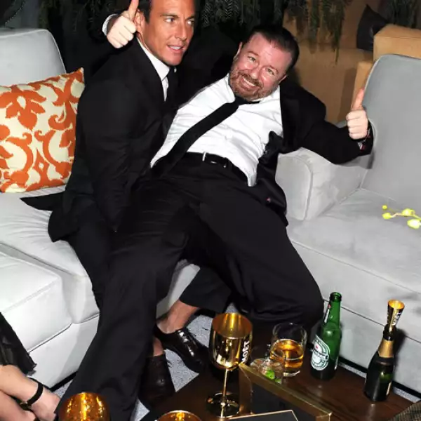 Los comediantes Will Arnett y Ricky Gervais parecía que traían unas copas de más en la fiesta.
