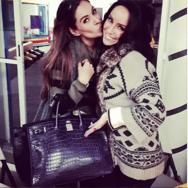 En Navidad le dio de regalo una Birkin negra en piel de cocodrilo a su amiga Galilea Montijo.