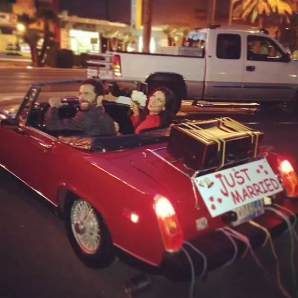 Con esta foto la pareja anunció que se había casado por el civil en Las Vegas.