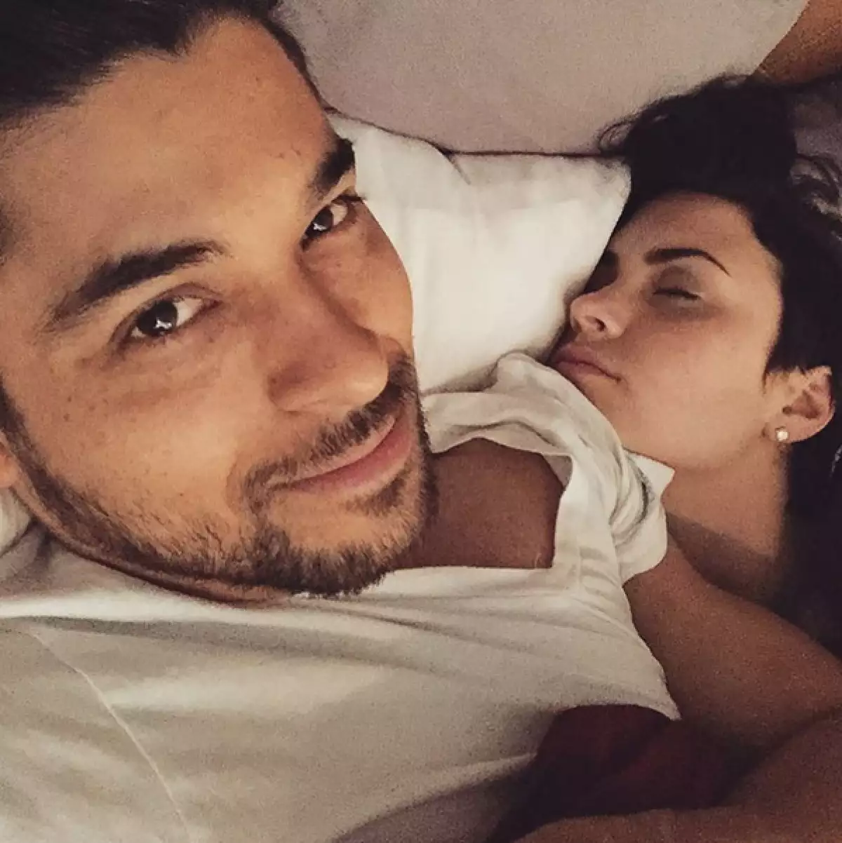 El actor ha captado a su novia en un profundo sueño y le tomó una foto para compartirla con sus seguidores, burlándose un poco.